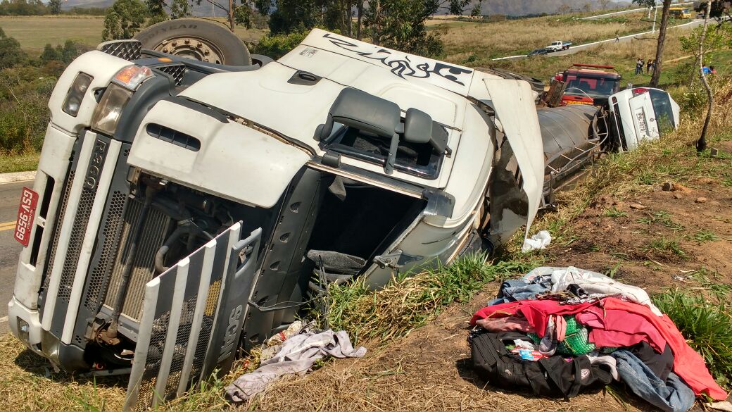 Motorista cochila, invade contramão e bate em carreta na MG-335, entre  Lavras e Ijaci, MG, Sul de Minas